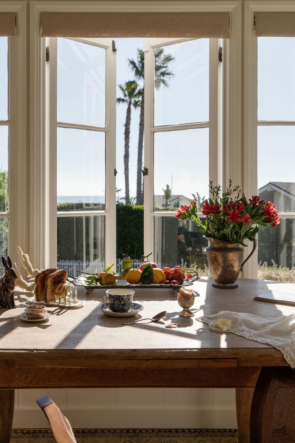 Malibu 1941 cottage with English Country style - Avi Brosh and Kirsten Leigh Pratt. Vogue Living Australia - photo: Caylon Hackwith.