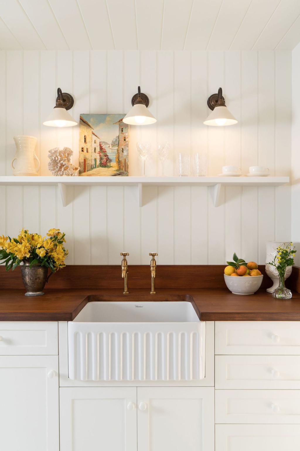 Malibu 1941 cottage with English Country style - Avi Brosh and Kirsten Leigh Pratt. Vogue Living Australia - photo: Caylon Hackwith.