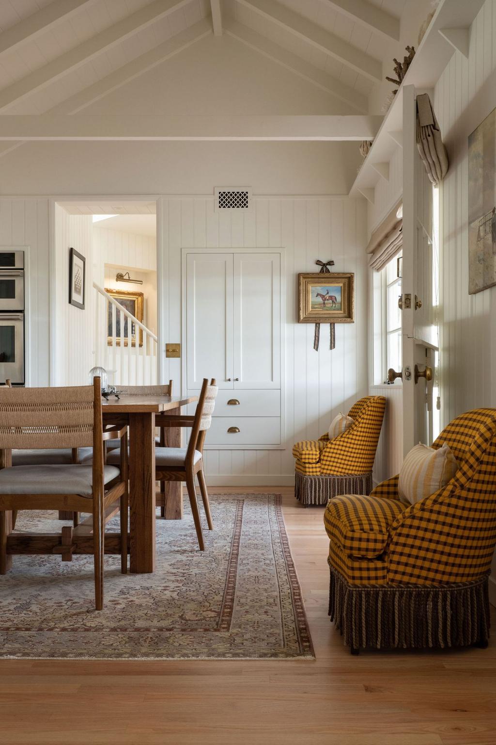 Malibu 1941 cottage with English Country style - Avi Brosh and Kirsten Leigh Pratt. Vogue Living Australia - photo: Caylon Hackwith.