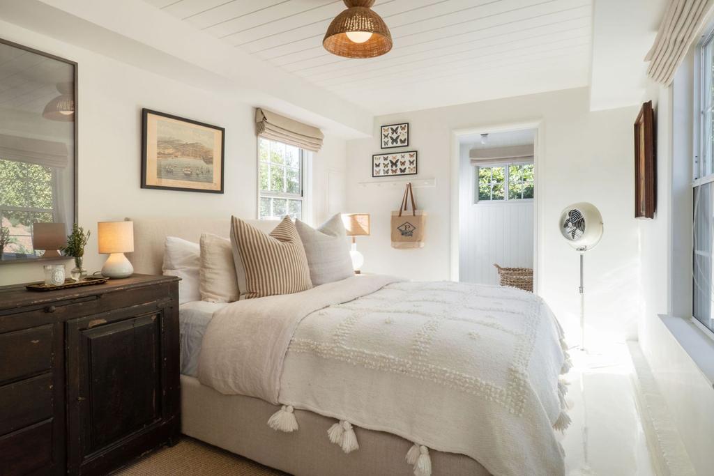 Malibu 1941 cottage with English Country style - Avi Brosh and Kirsten Leigh Pratt. Vogue Living Australia - photo: Caylon Hackwith.