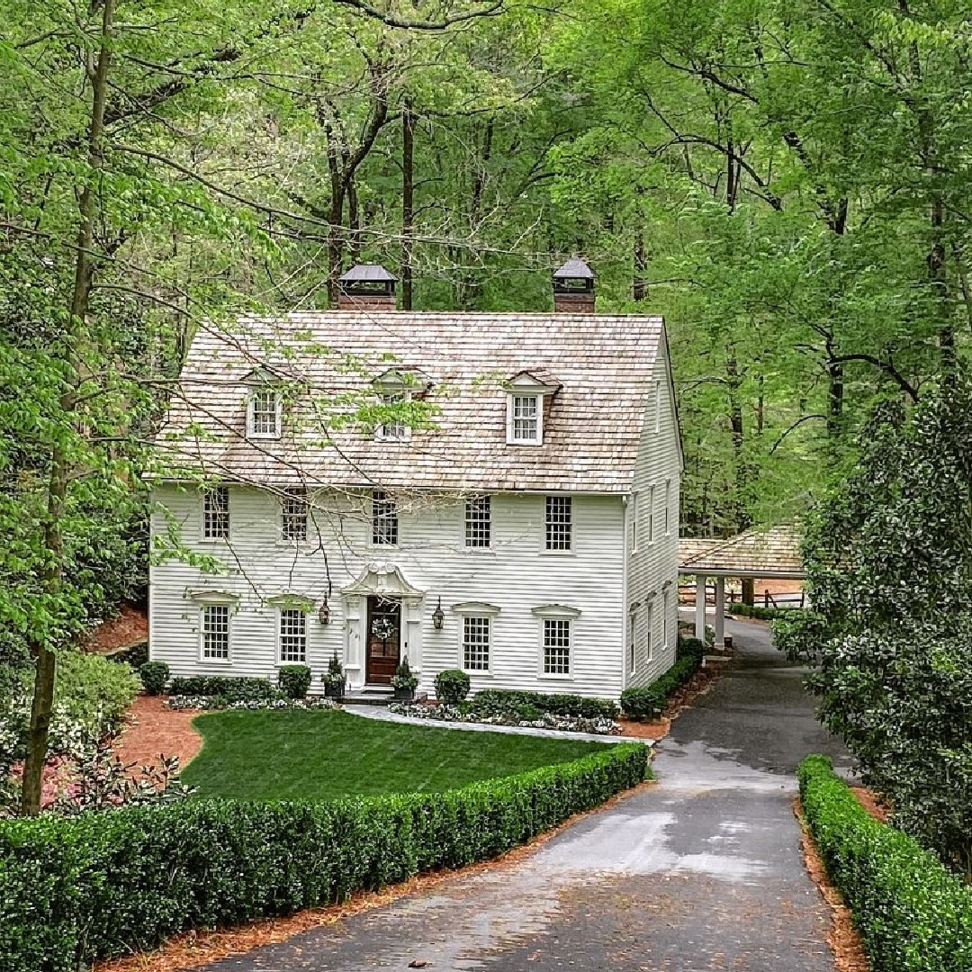 @buckheadbecky - Stunning white saltbox house exterior and green foliage surrounding. #classicarchitecture #whitehouses #whitehouseexteriors