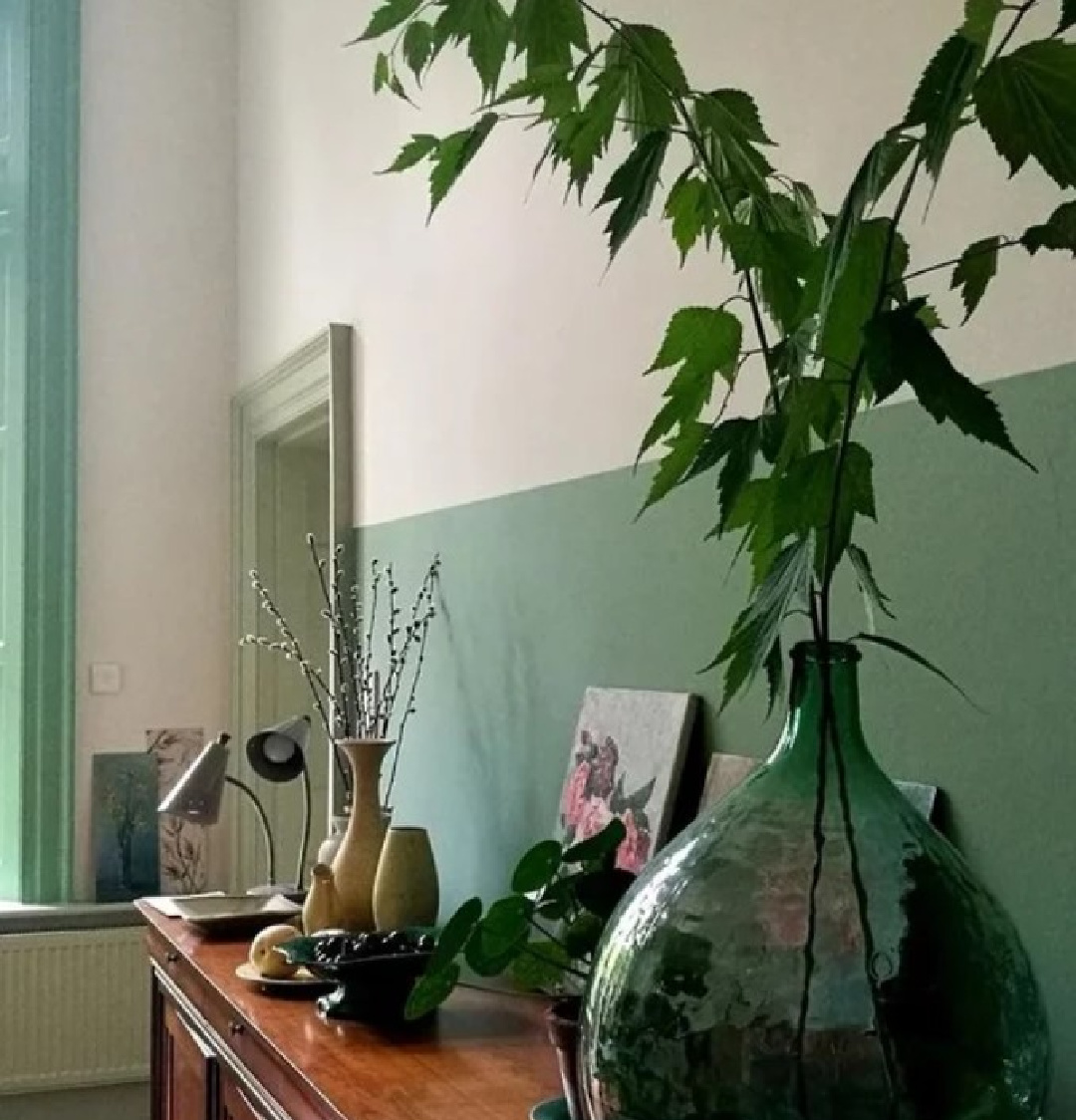 Color blocked wall with Breakfast Room Green - @milomilo. #breakfastroomgreen #farrowandballgreens