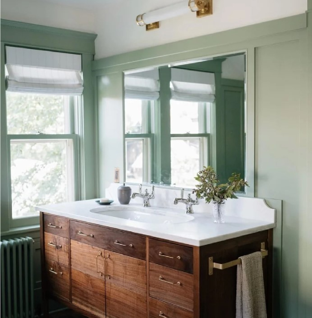 Farrow & Ball Breakfast Room Green in a classic bathroom - @prospectrefuge. #breakfastroomgreen