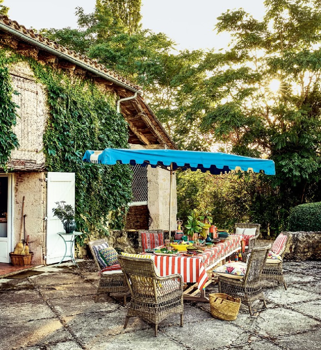 Outdoor dining at a 19th century French cottage in Toulouse by Lucinda Chambers - photo by Paul Massey. #frenchcottage #frenchfarmhouse #interiordesignl