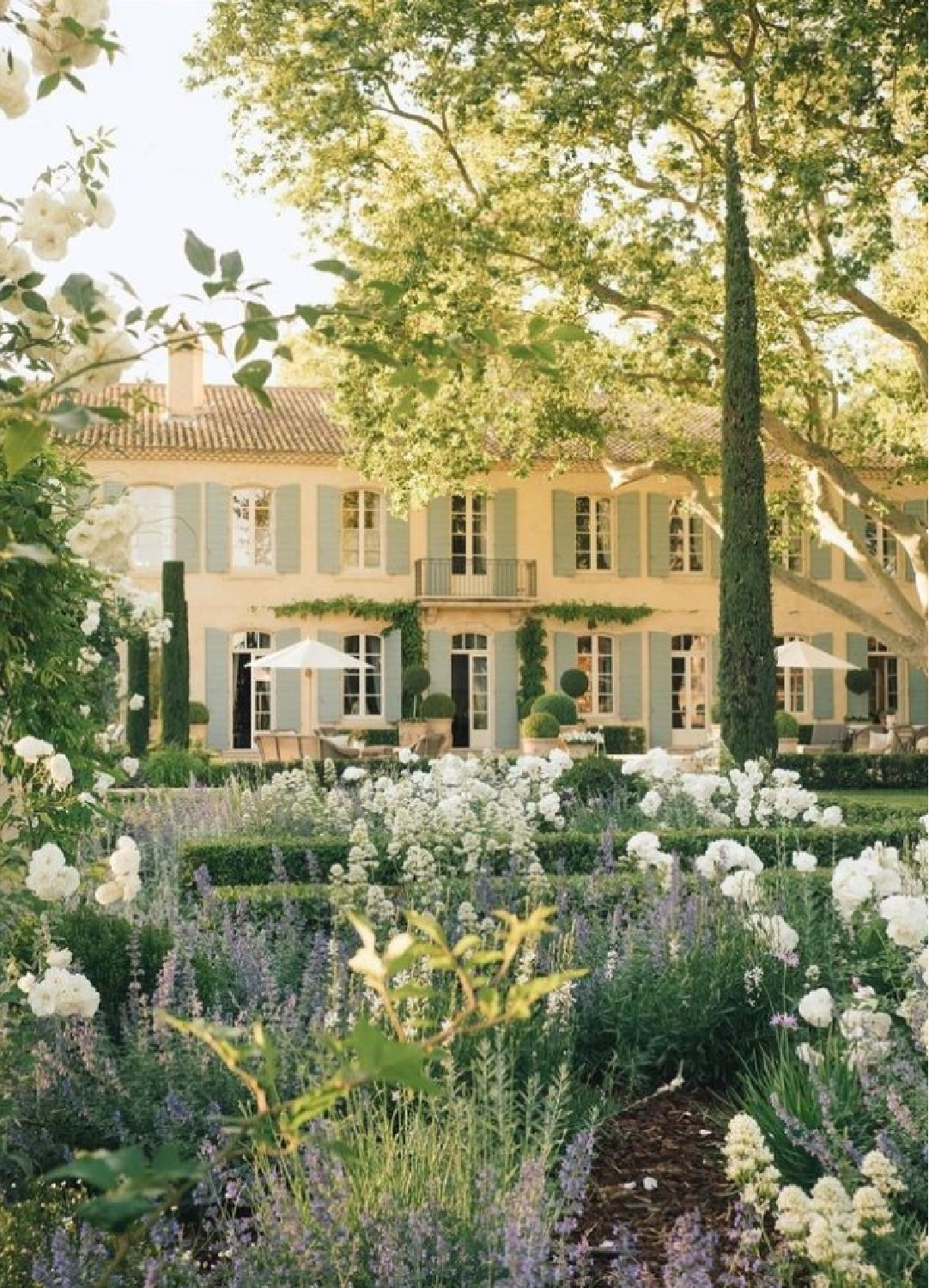 @jamiebeck.co - stunning capture of Provence Poiriers (a French chateau in Provence) with dreamy gardens and soft colors. #provencepoiriers #frenchchateau #southoffrance #provencestyle