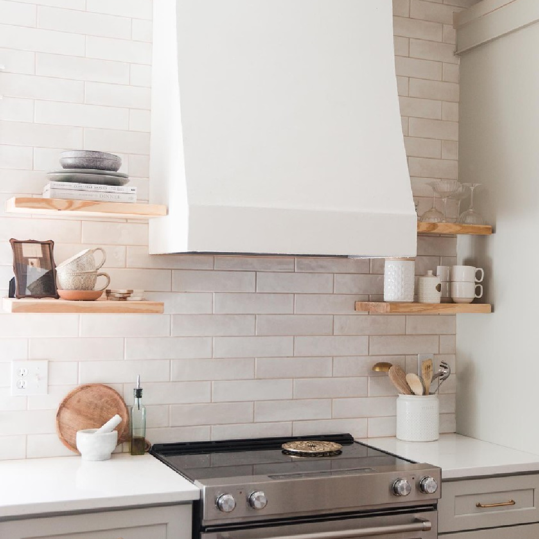 Lumina quartz (Viatera) on kitchen counters in a kitchen renovation by @marissacalhome. #luminaquartz #viaterausa