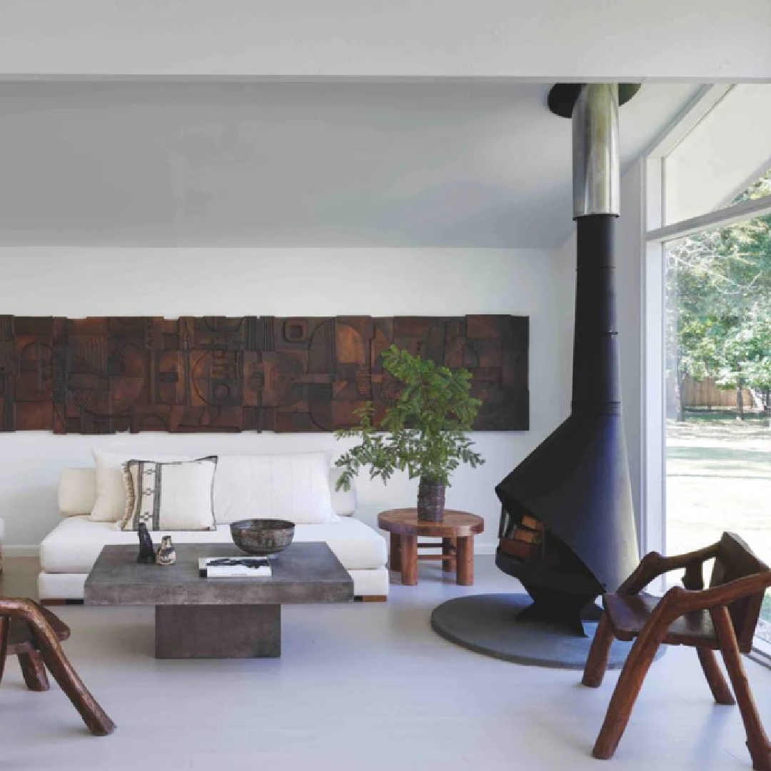 Interior design by Michael Del Piero (Richard Powers - photo) for TRAVELED AND TEXTURAL (Beta-Plus, 2023). #modernrustic #michaeldelpiero