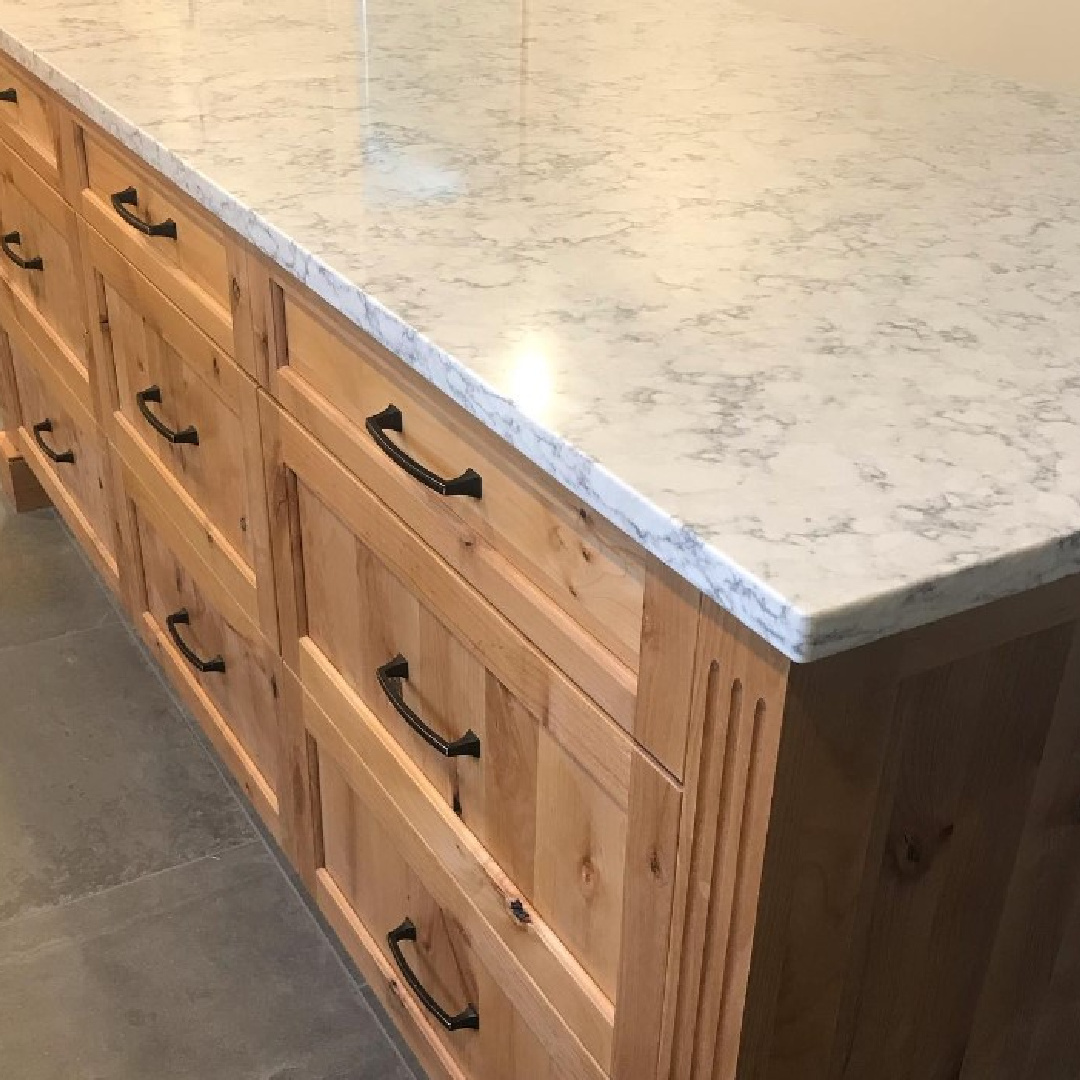 Rococo quartz (Viatera) on a kitchen island - @simplyvintageofcapecod. #rococoquartz