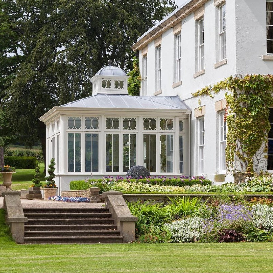 @valegardenhouses - a stunning orangery and beautiful white house exterior. #classicarchitecture #whitehouses #whitehouseexteriors