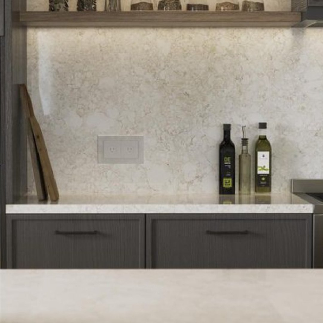 Anthem quartz (Viatera) counters and backsplash in a kitchen. #viaterausa #anthemquartz