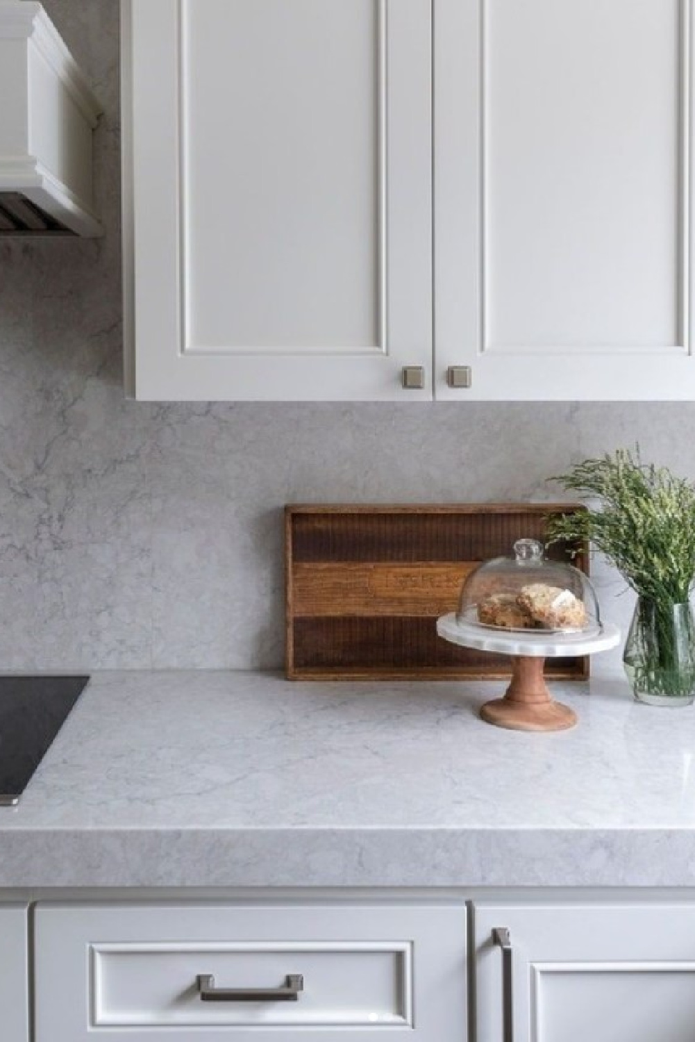Aura quartz (Viatera) kitchen countertops with white cabinets. #auraquartz #viaterausa