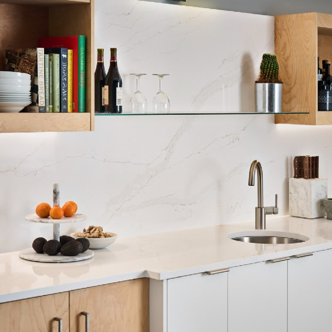 Calacatta Suprema quartz (Viatera) with open shelving. #calacattasuprema