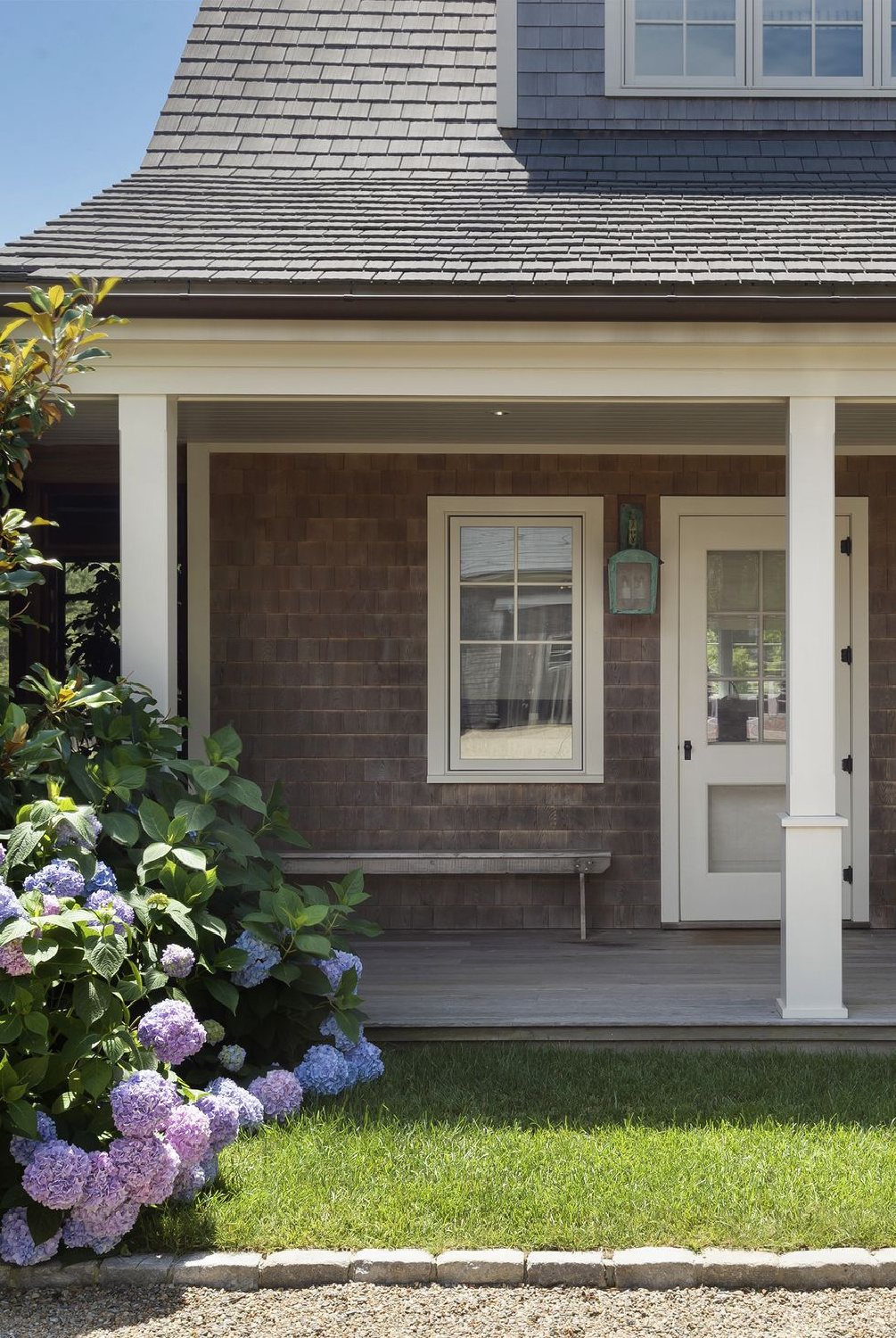 Beautiful coastal house exterior with BM Chantilly Lace painted trim (Huniford Design Studio) in House Beautiful - Photo: Matthew Williams. #bmchantillylace #chantillylace