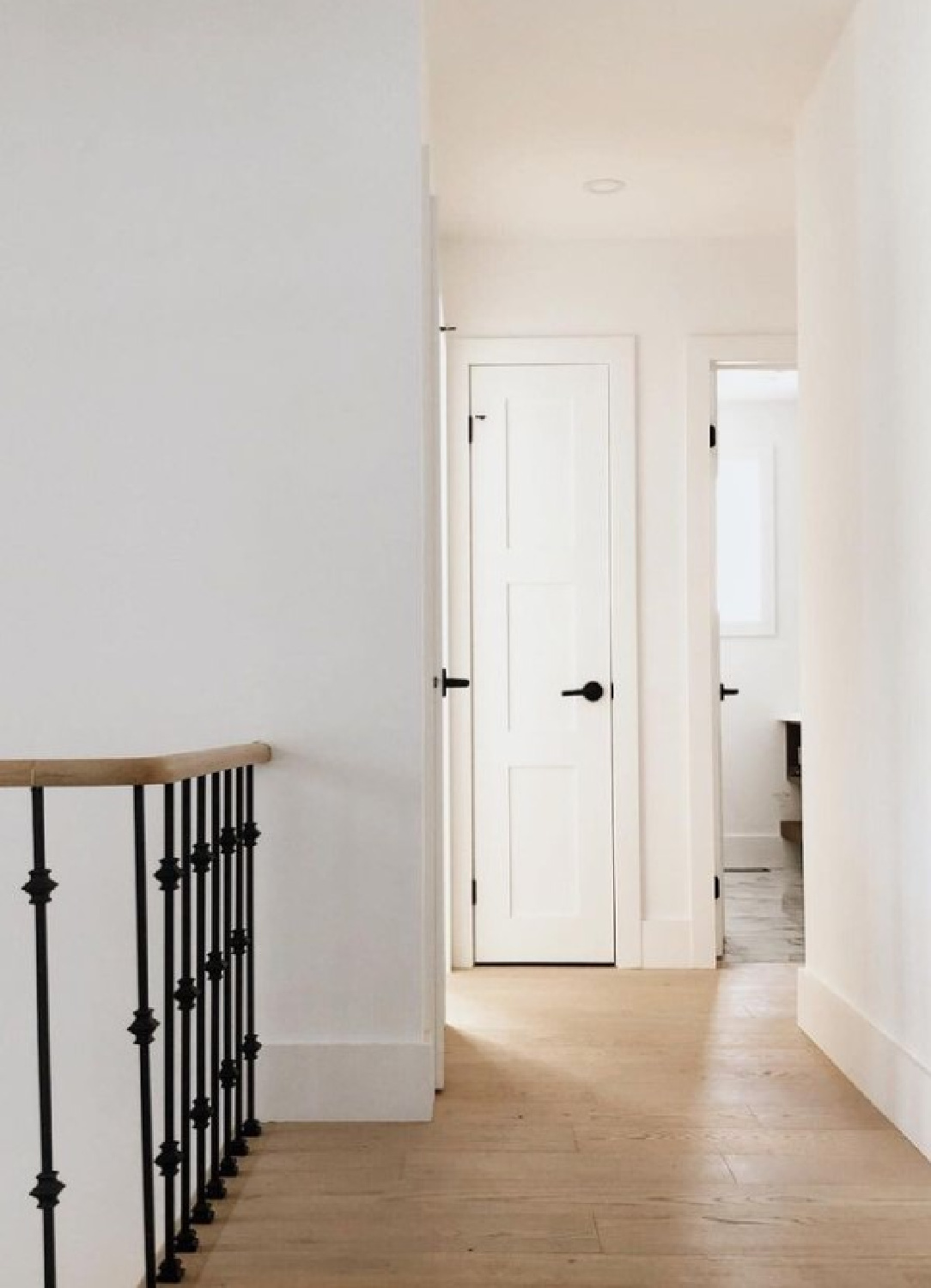 Chantilly Lace (Benjamin Moore) white hallway - @lindsay_jacobs_interiors #chantillylacepaintcolor #benjaminmoorechantillylace