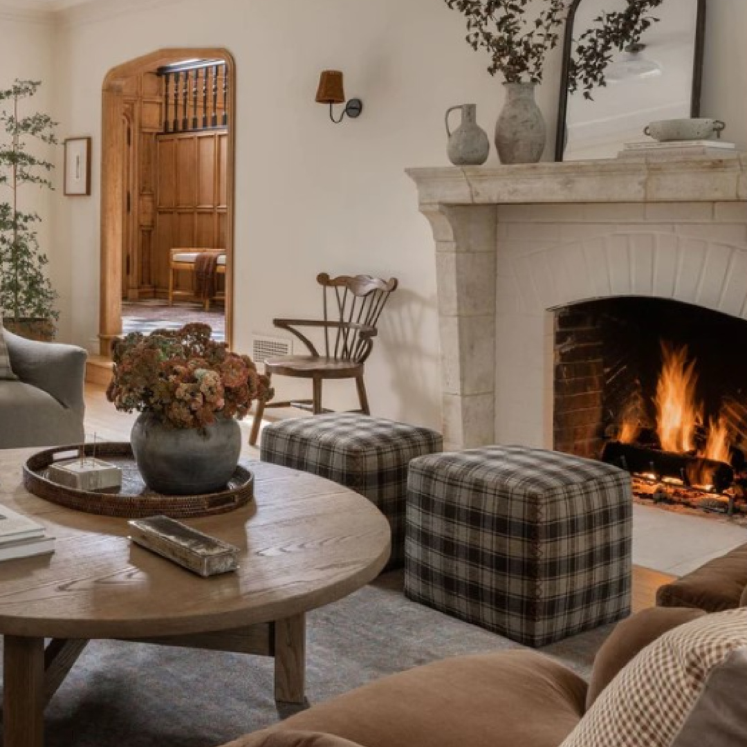 Amber Lewis (Shoppe Amber Interiors) designed fall interior with laid back, luxe, livable, California inspired modern rustic charm. #amberlewis #modernrusticinteriors #californiacool