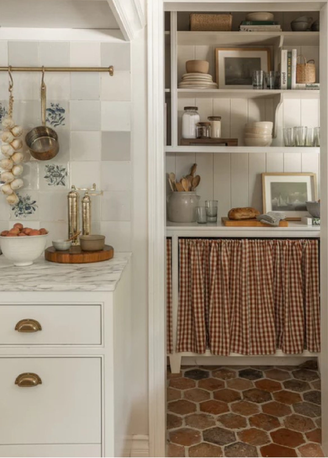 Kitchen with window seat - Amber Lewis (Shoppe Amber Interiors) designed fall interior with laid back, luxe, livable, California inspired modern rustic charm. #amberlewiskitchen #modernrustic #windowseats