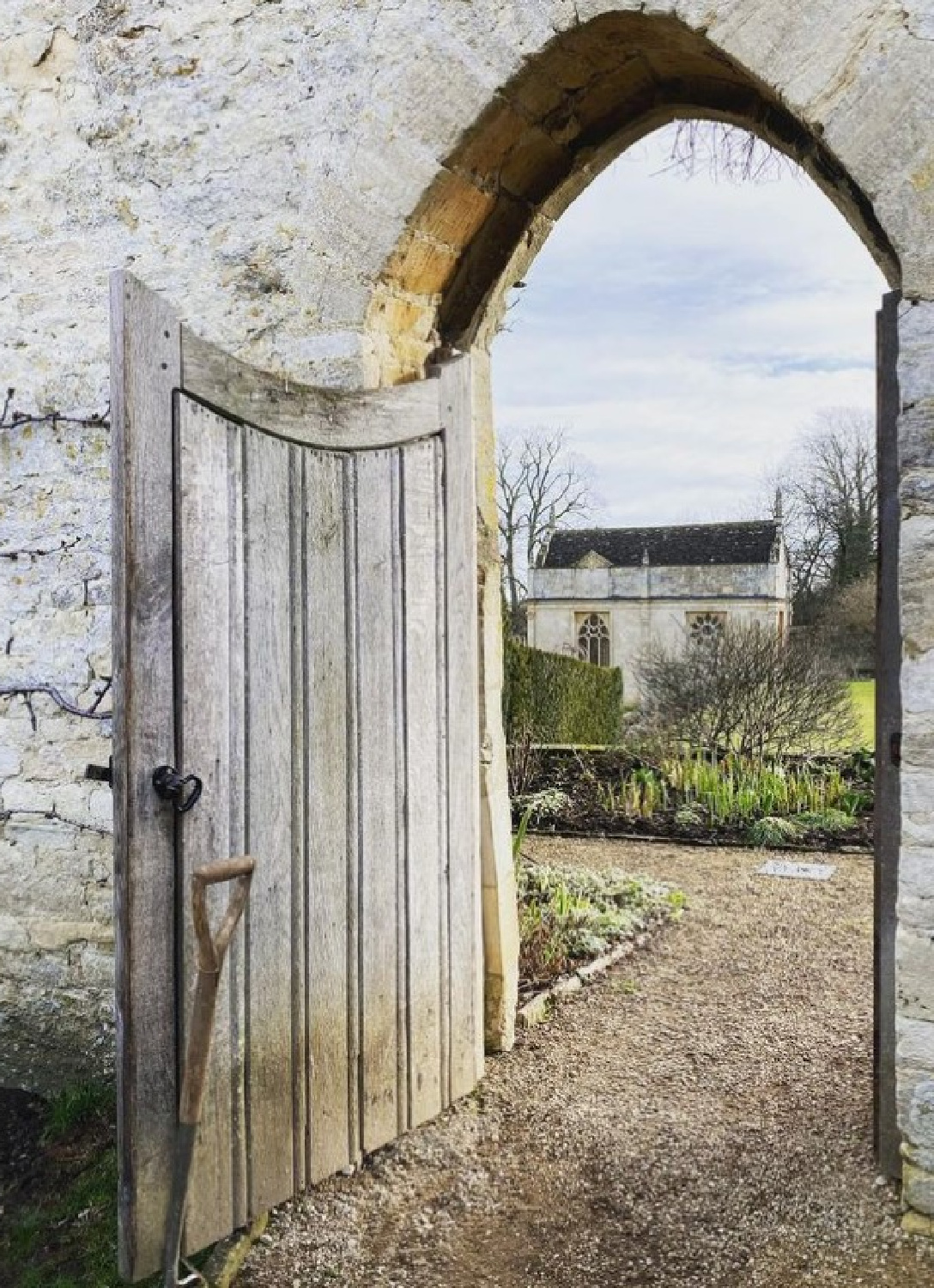 Burford Priory - 17th century property in the English countryside - photo: @lesleycooke