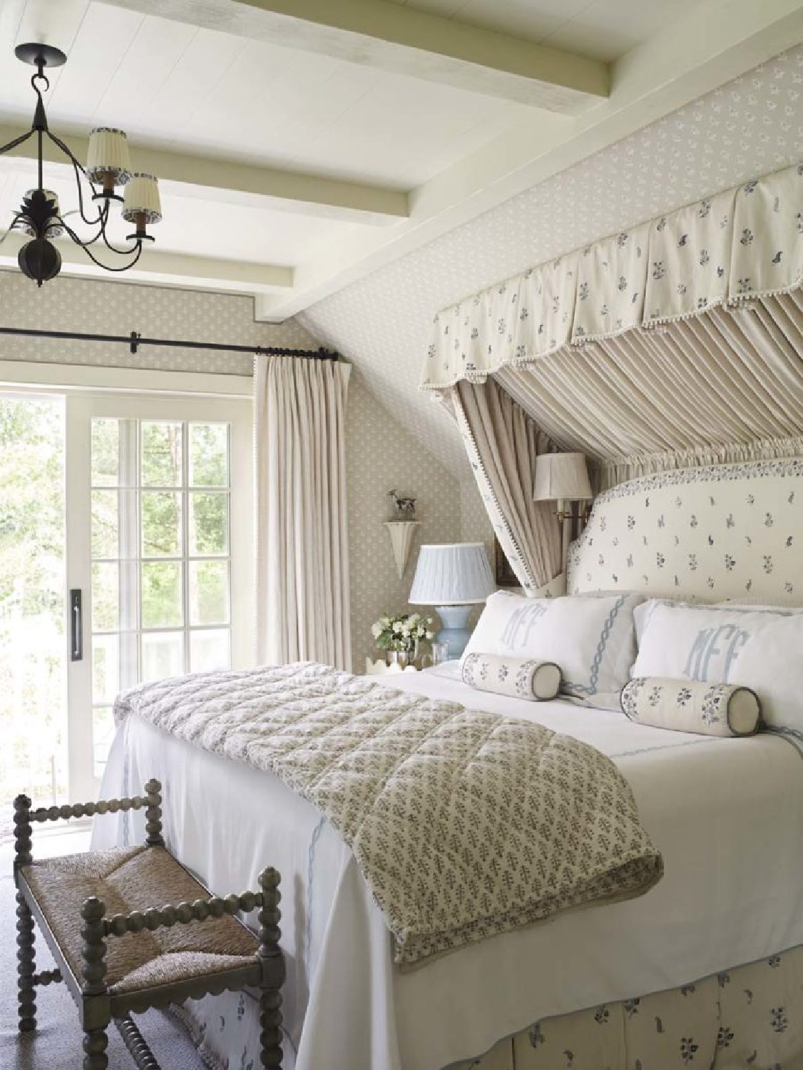 Elegant traditional interior design by Cathy Kincaid. #traditionalstyle #elegantdecor #timelessdesign