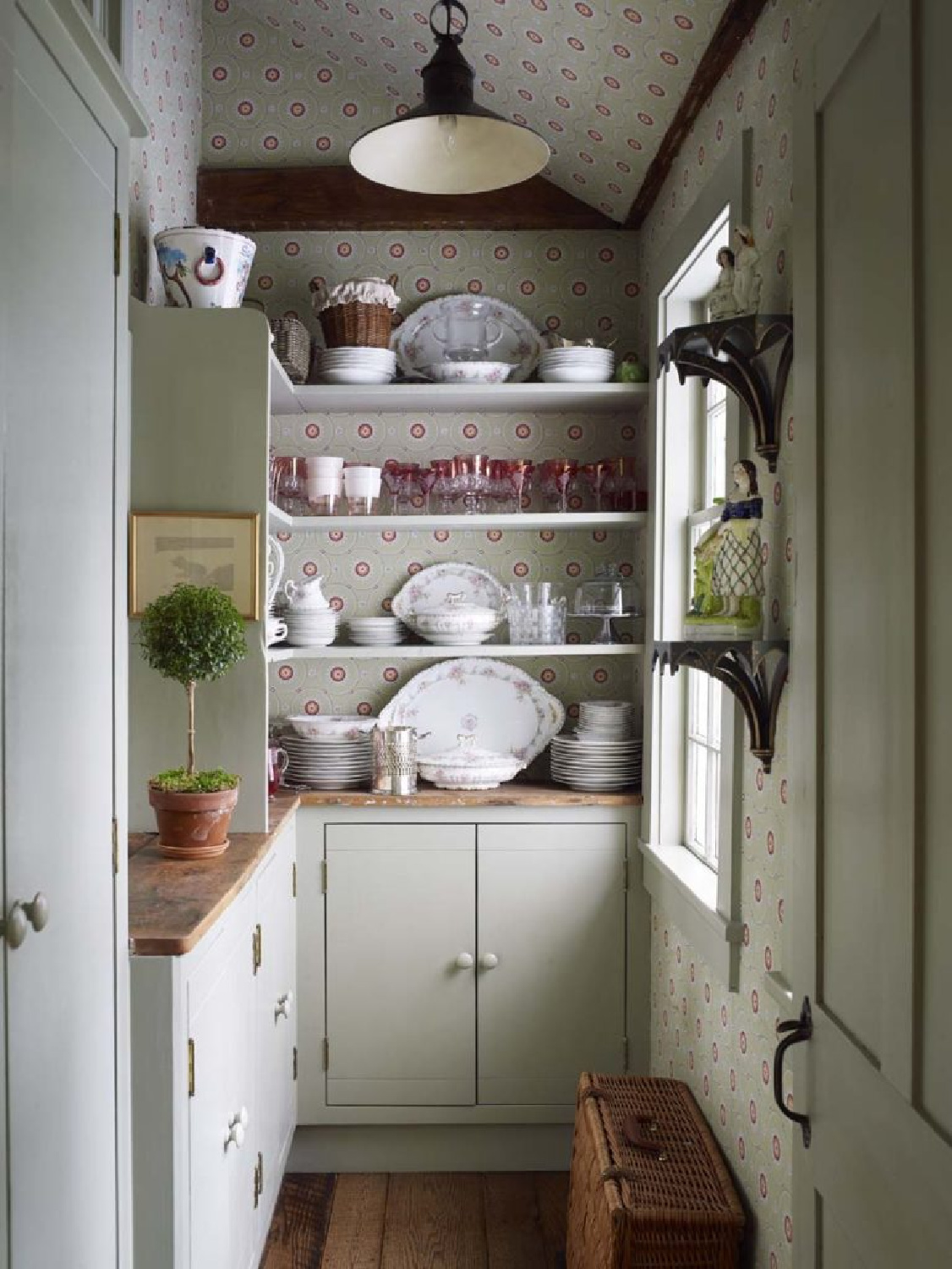 Elegant traditional interior design by Cathy Kincaid. #traditionalstyle #elegantdecor #timelessdesign