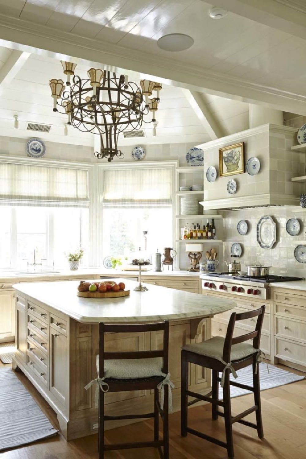 Elegant traditional interior design by Cathy Kincaid. #traditionalstyle #elegantdecor #timelessdesign