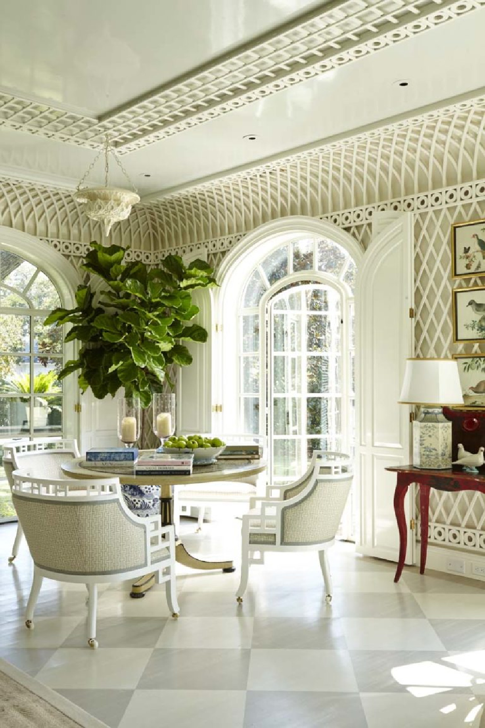 Elegant traditional interior design by Cathy Kincaid. #traditionalstyle #elegantdecor #timelessdesign