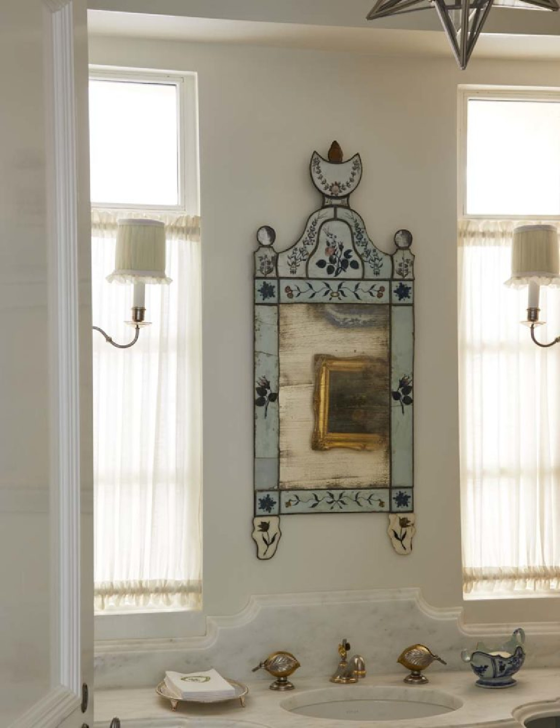 Elegant traditional interior design by Cathy Kincaid. #traditionalstyle #elegantdecor #timelessdesign