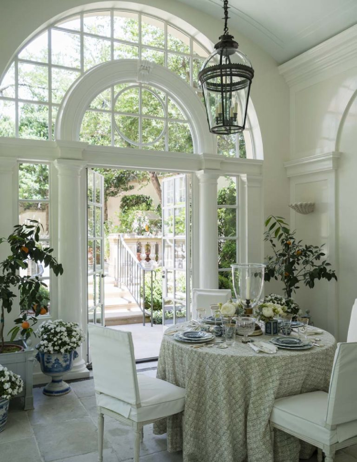 Elegant traditional interior design by Cathy Kincaid. #traditionalstyle #elegantdecor #timelessdesign