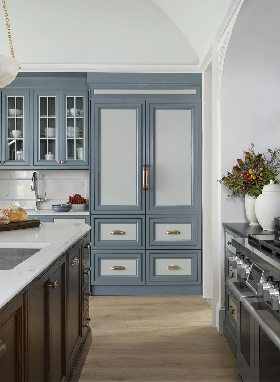 De Nimes 299 Farrow & Ball blue on a beautiful kitchen designed by Whittney Parkinson in House Beautiful (Robert Peterson photo). Builder: Ladisic Fine Homes. #denimes #farrowandballdenimes