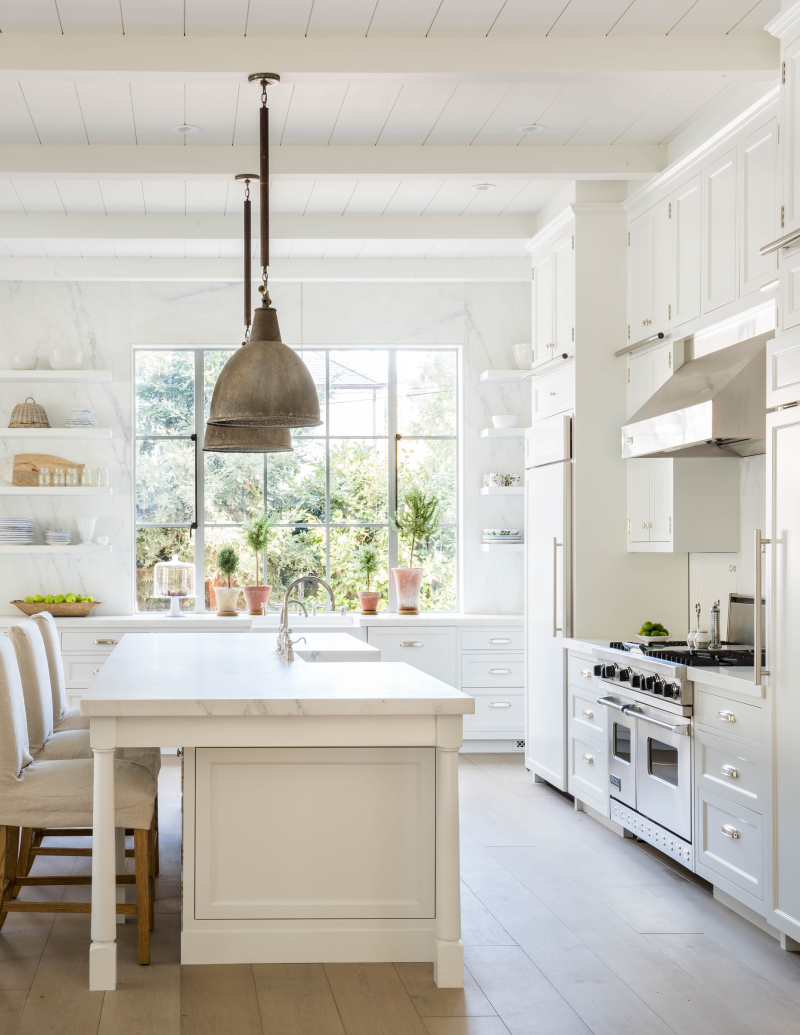 Beautiful European country white kitchen by Giannetti Home (photo: Lisa Romerein) in C Magazine. #vintagependantlights #giannettikitchen #europeancountry