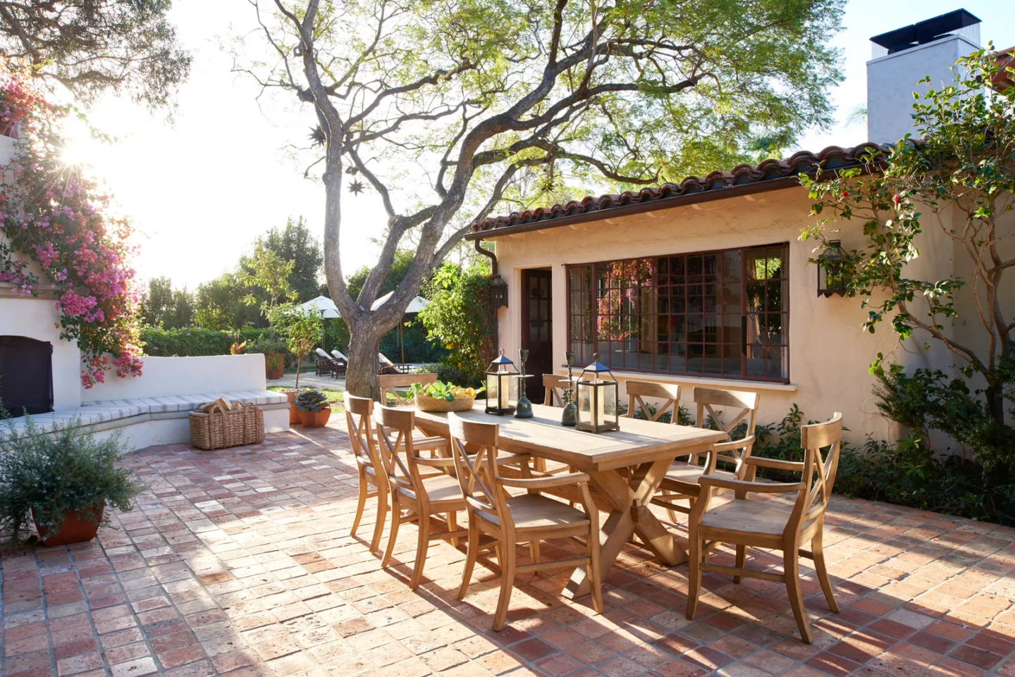 Reese Witherspoon's House in Home Again Movie. Exterior of back of a California Spanish hacienda house featured in HOME AGAIN starring Reese Witherspoon. #spanishhouseexterior #hacienda #homeagain #reesewitherspoon