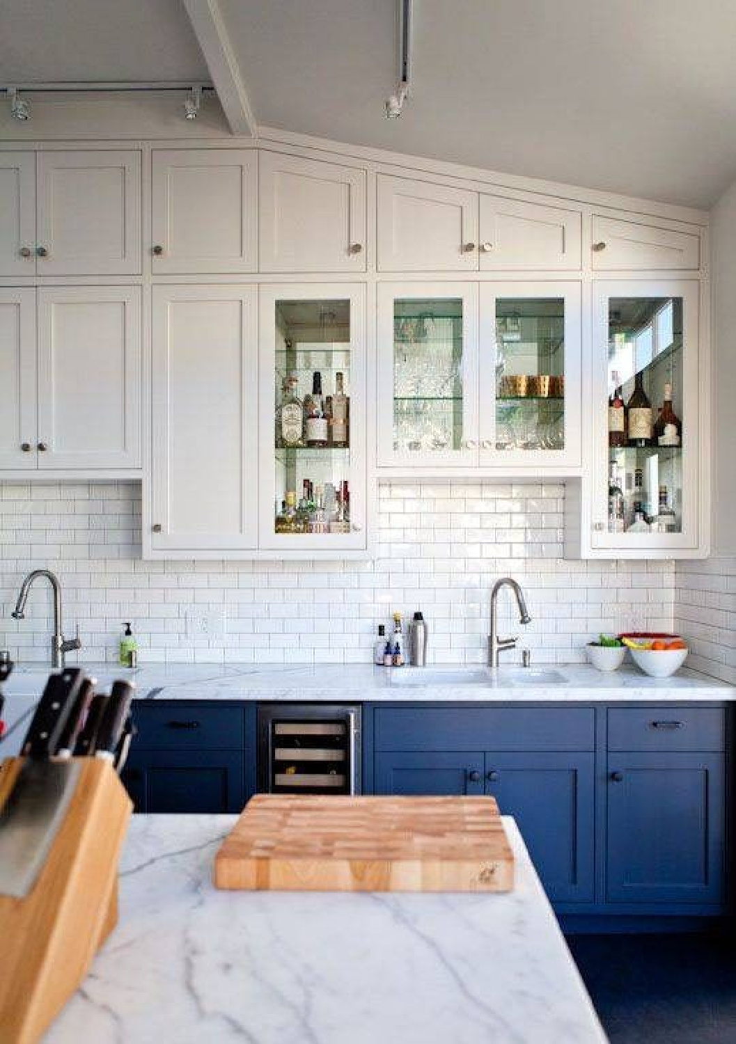 Benjamin Moore Kensington Blue painted kitchen cabinets in a two-tone kitchen - KateDecorates.co #kensingtonblue #bluekitechencabinets