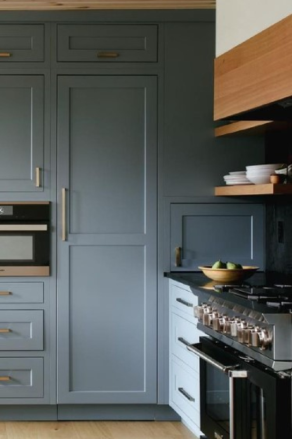 Beautiful BM Van Courtland Blue kitchen cabinets - design by @lauramedicus. #bluekitchencabinets #bluekitchens #vancourtlandblue #bmvancourtlandblue