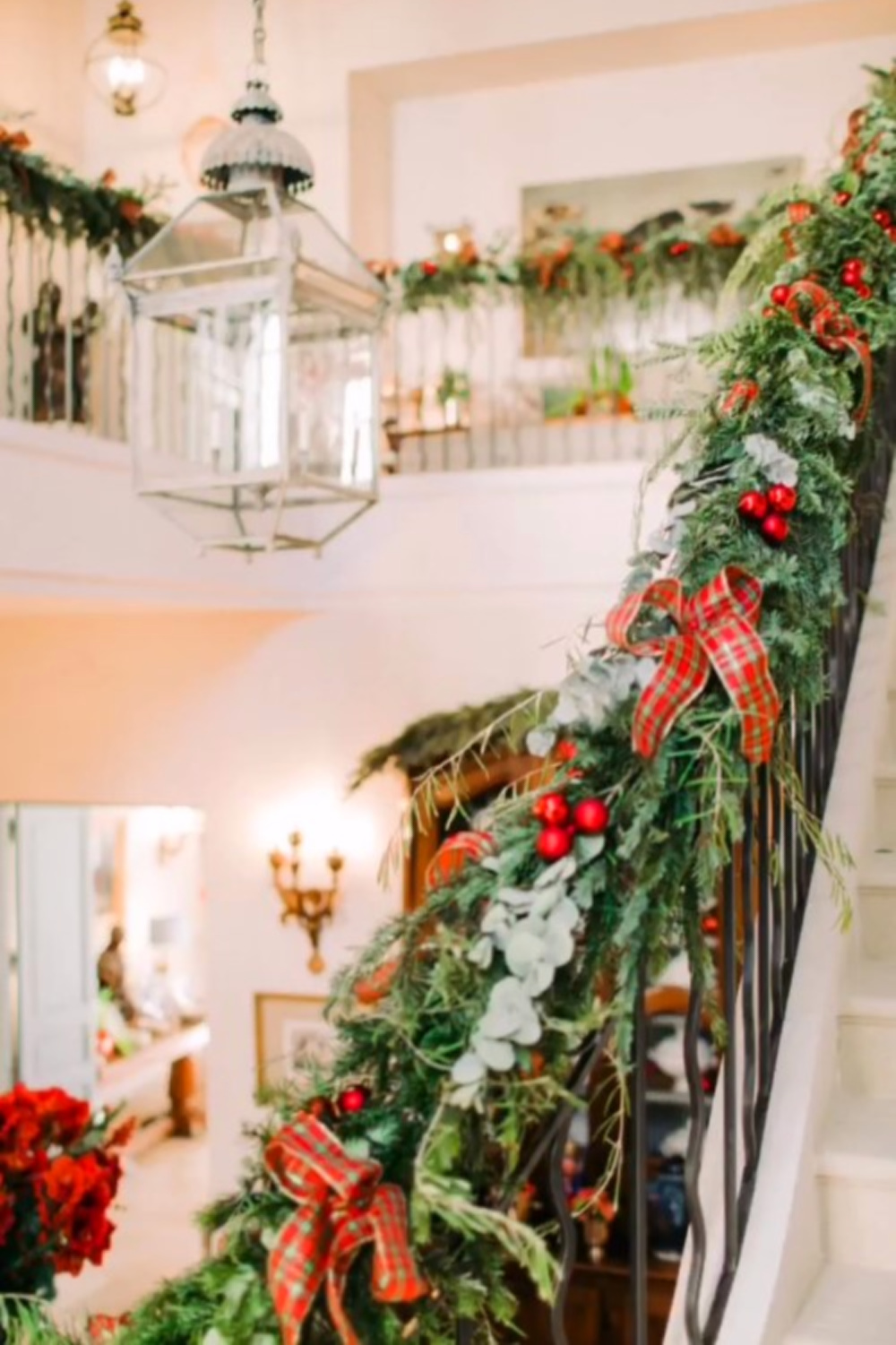 Christmas garland on a lovely staircase in Provence - @provencepoiriers. #frenchchristmas #christmasgarland