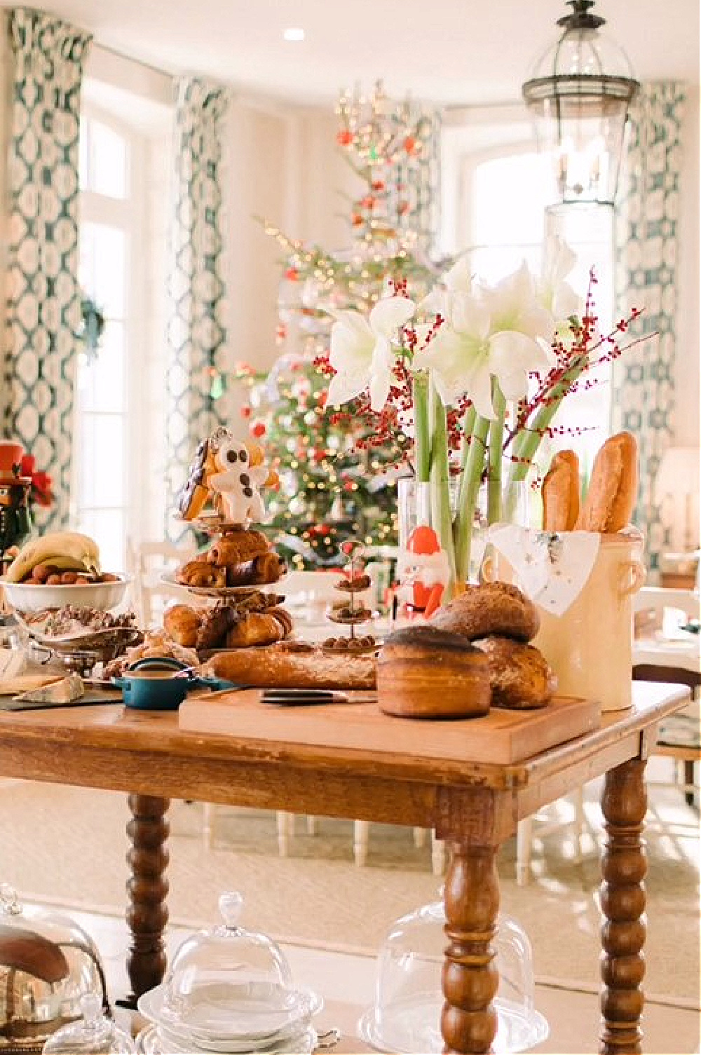 Beautiful Christmas table and holiday tree in a French farmhouse in Provence - @provencepoiriers. #frenchchristmas