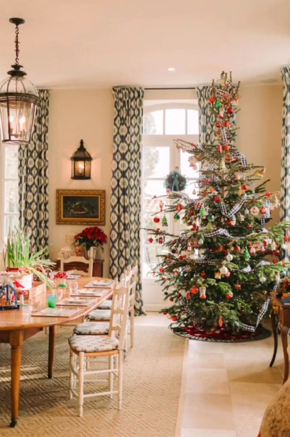 @provencepoiriers - Christmas tree in dining room in a French farmhouse in Provence. #provencechristmas #frenchchristmas