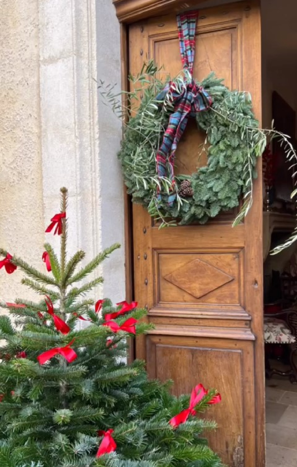 @provencepoiriers - holiday decor on front door of French farmhouse. #frenchchristmas
