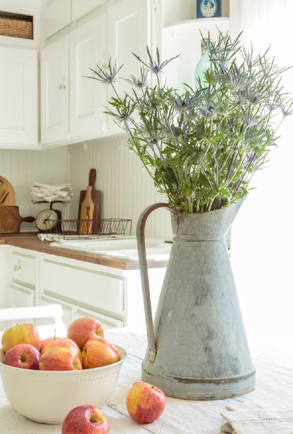 Vintage style in a kitchen in Fifi O'Neill's SHADES OF WHITE (CICO, 2021). #countrykitchens #vintagekitchens #fifioneill