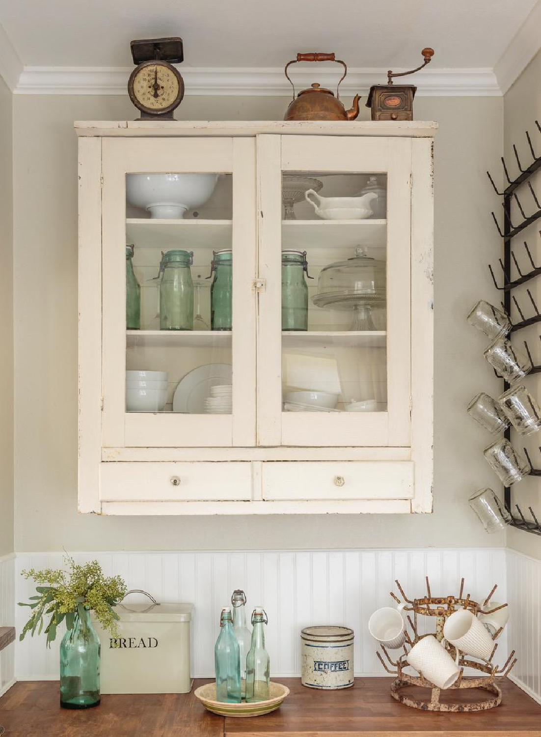 Vintage style in a kitchen in Fifi O'Neill's SHADES OF WHITE (CICO, 2021). #countrykitchens #vintagekitchens #fifioneill