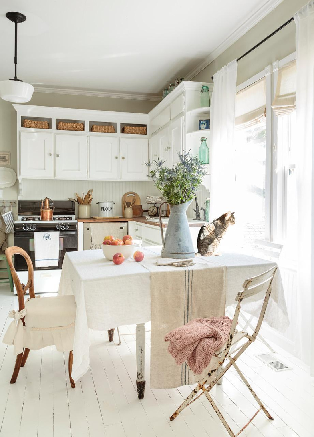 Vintage style in a kitchen in Fifi O'Neill's SHADES OF WHITE (CICO, 2021). #countrykitchens #vintagekitchens #fifioneill