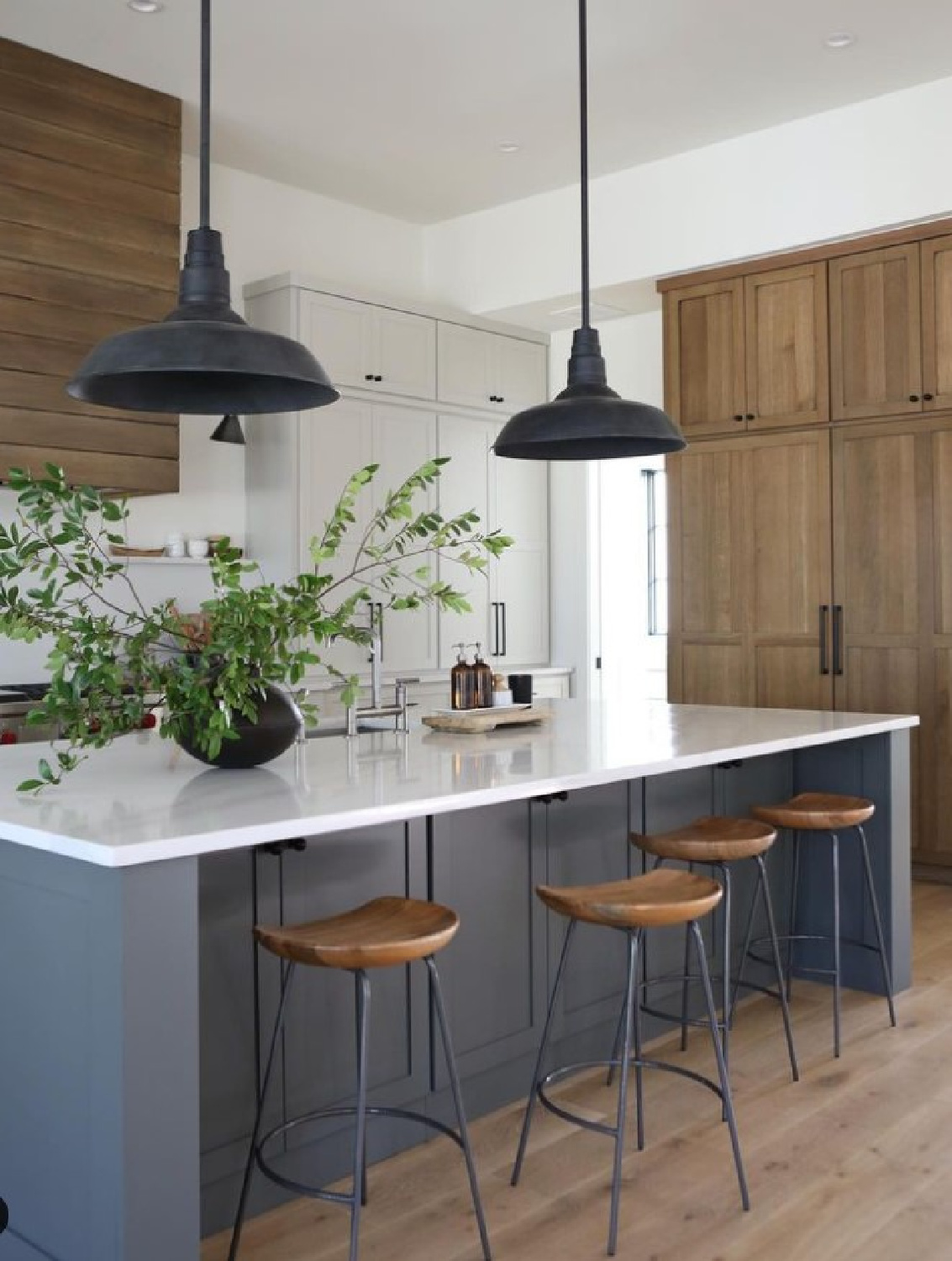 Beautiful multi-toned kitchen by @browneyedfox with SW Agreeable Gray on cabinet, Night Owl on island. #agreeablegray #nightowl #sherwinwilliamsgraypaintcolors