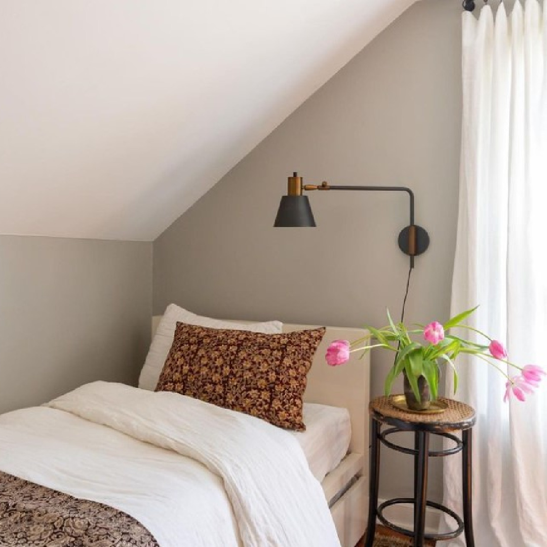 Farrow & Ball Pavilion Gray in a lovely bedroom designed by @emma_austen. #paviliongray