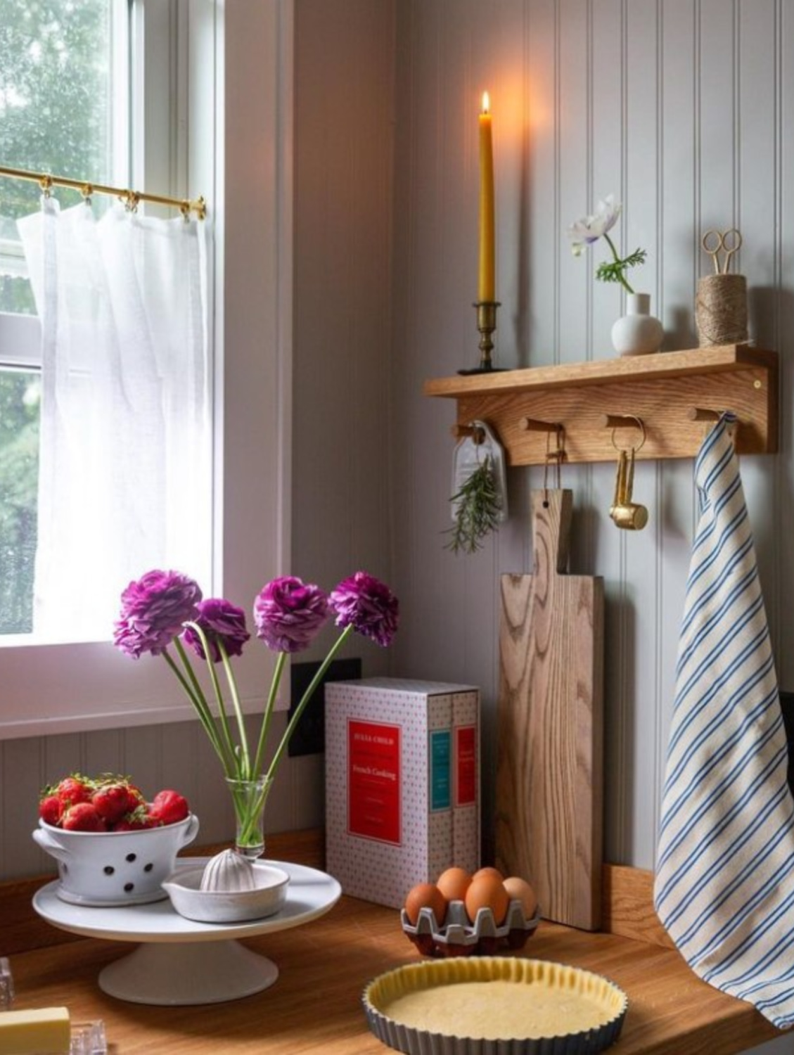 Pavilion Gray (Farrow & Ball) in an English country style kitchen with Shaker shelf by @emma_austen. #paviliongray #graypaintcolors