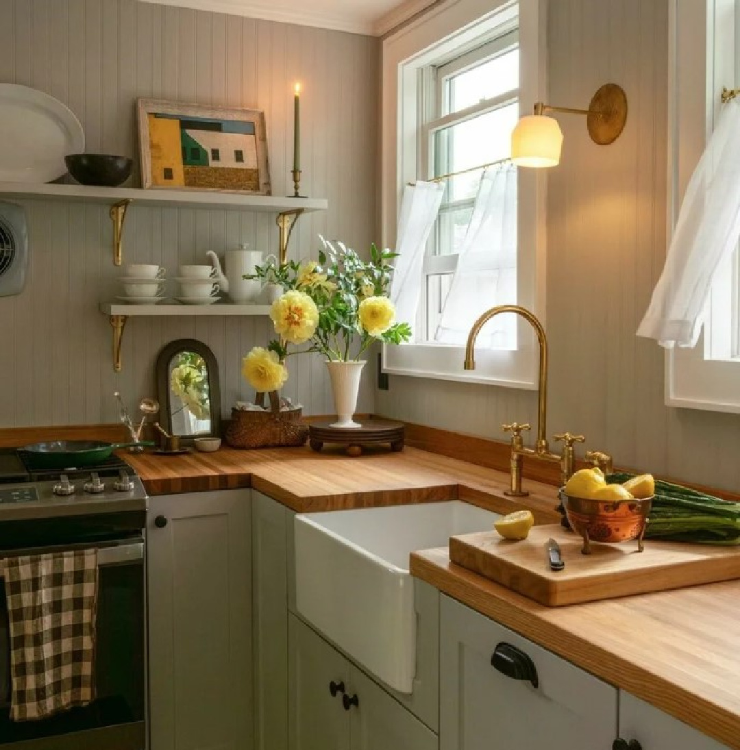 Pavilion Gray (Farrow & Ball) in an English country style kitchen by @emma_austen. #paviliongray #graypaintcolors