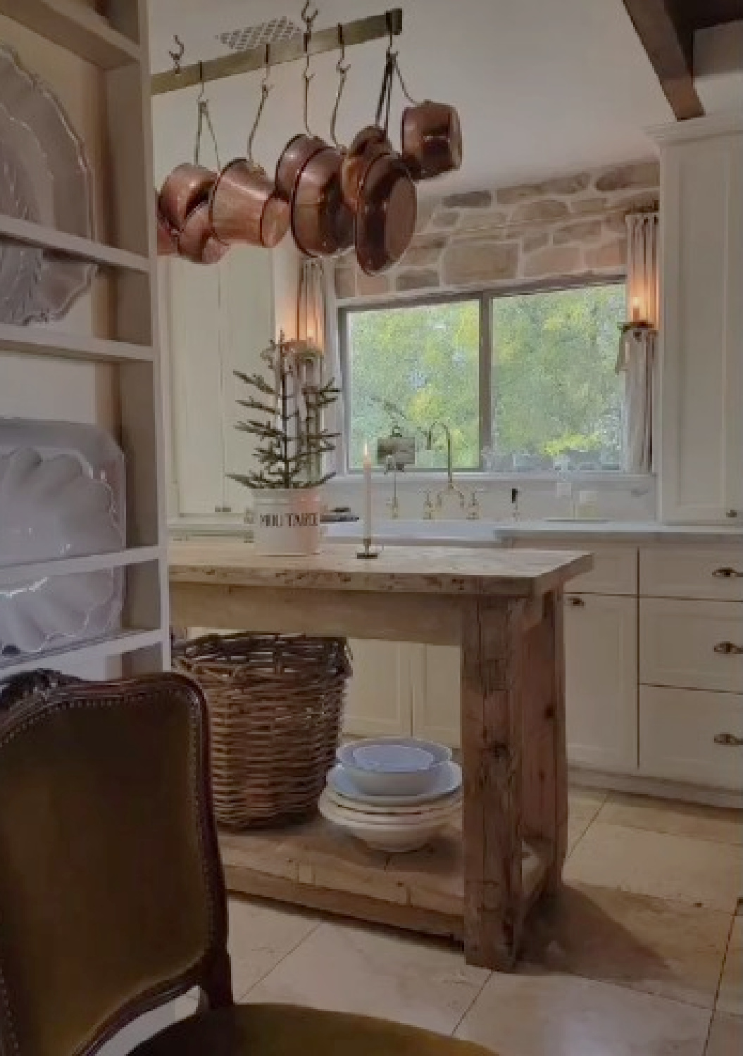 The warmth of copper and reclaimed wood in a French kitchen by @thefrenchnestcointeriordesign. #frenchcountrykitchen #frenchfarmhouse