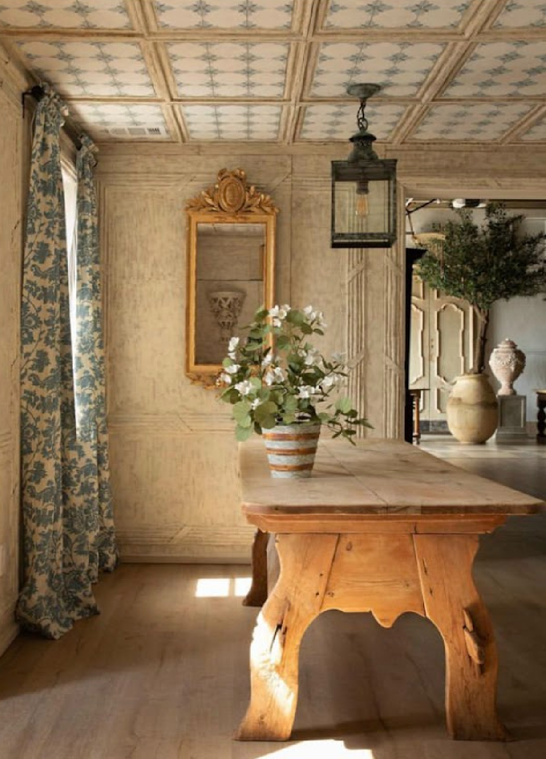 Casa Gusto. Gusto Paneled Papier-mâché - everything from the walls to the ceiling.