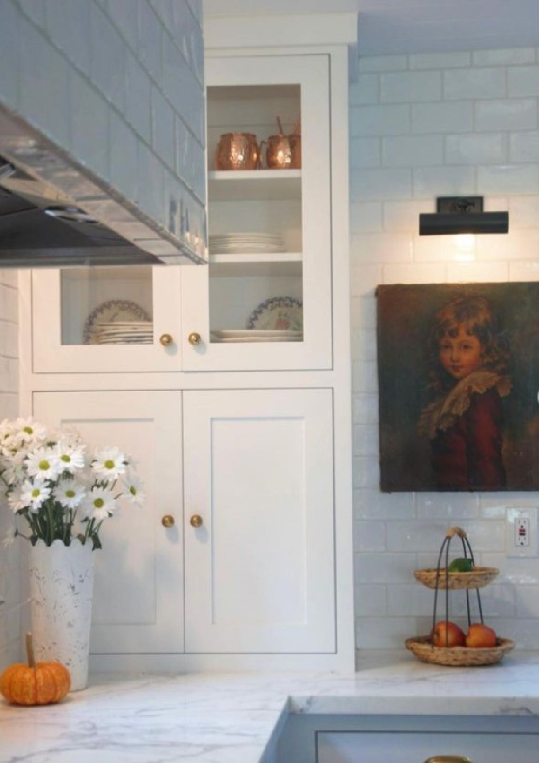 Fall vibes in a beautiful white Shaker kitchen with subway tile - @gwenmossblog. #fallkitchens