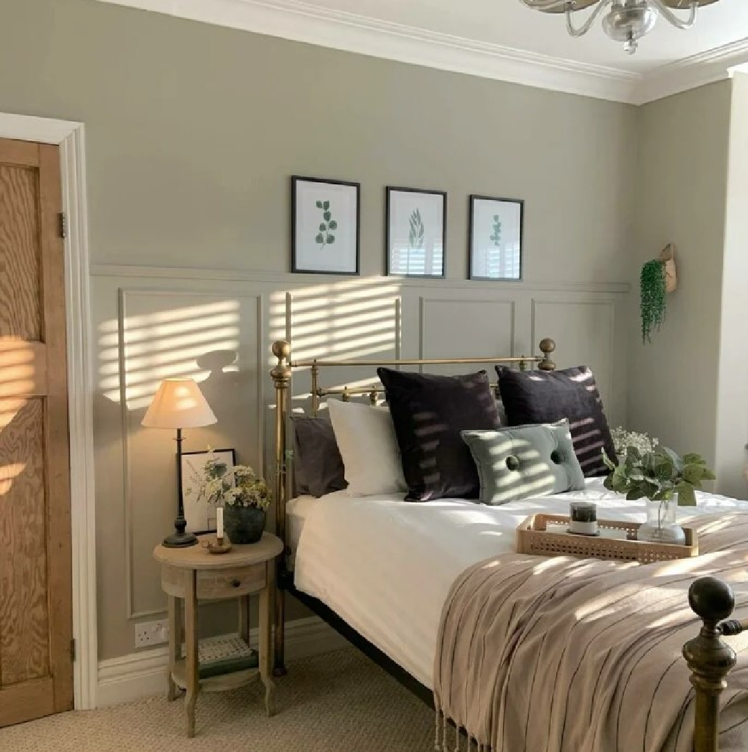 Farrow & Ball Hardwick White in a beautiful bedroom by @our_1930srenovation_story. #hardwickwhite #farrowandballhardwickwhite