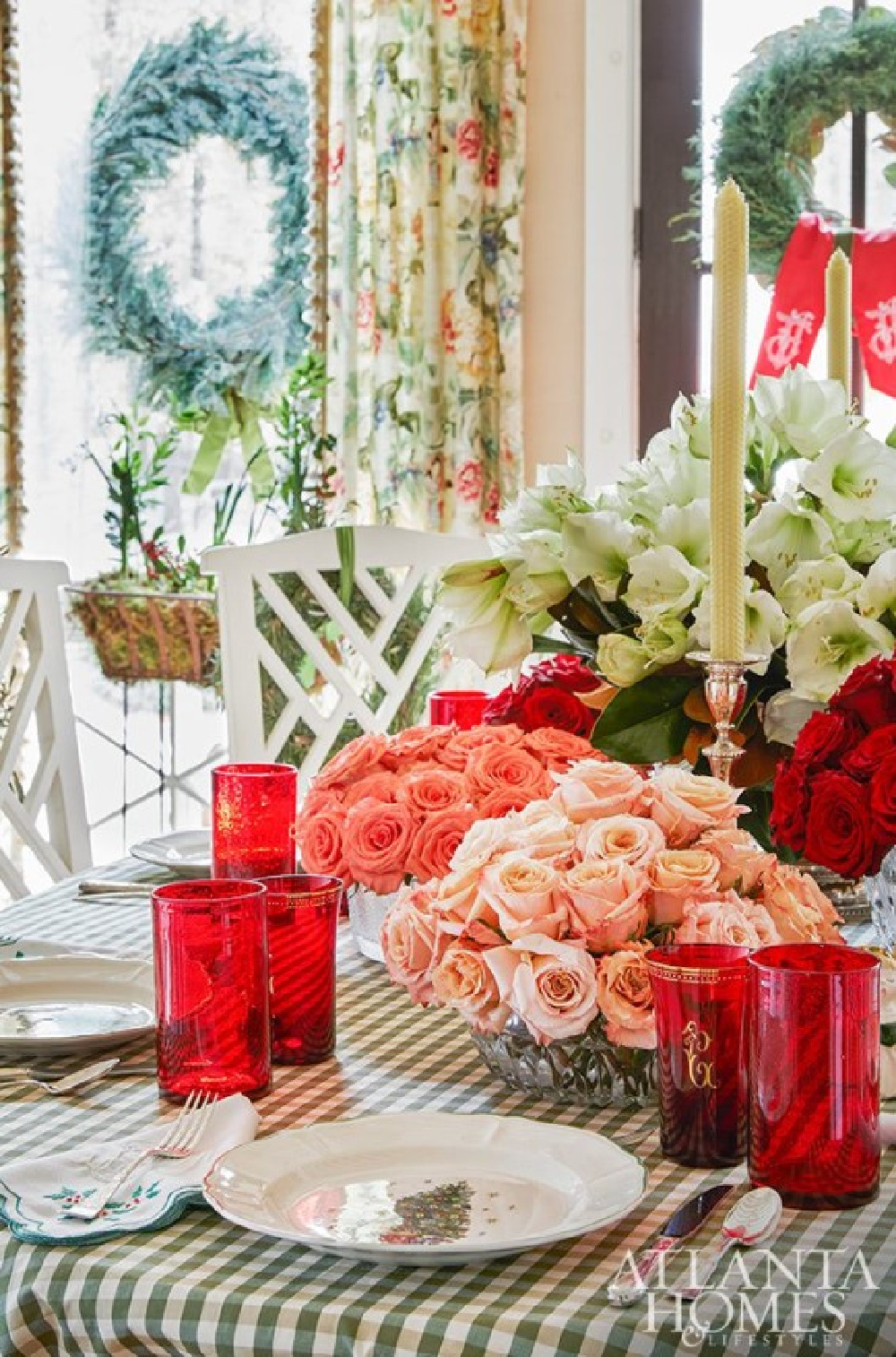 James Farmer designed Christmas tablescape at his Farmdale cottage in Georgia with florals by Mary Cox Brown of Marigold Designs in Birmingham - Photo: Atlanta Homes. #southernchristmas #holidaytablescape #christmasflorals