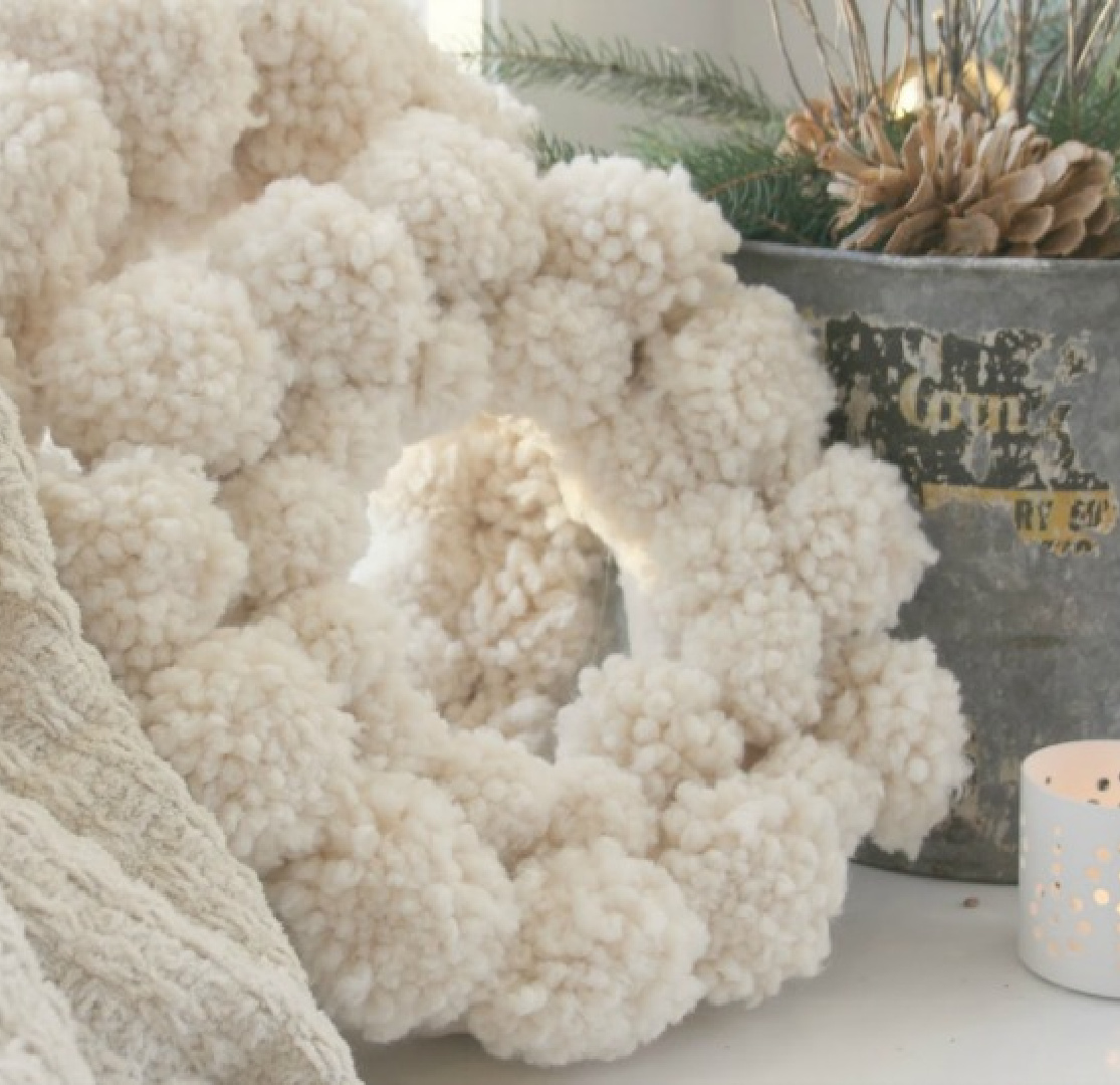 Coroas de pom pom de lã feitas à mão em marfim da Hello Lovely Studio.  #guirlandasdepompom #decoraçãobrancadenatal