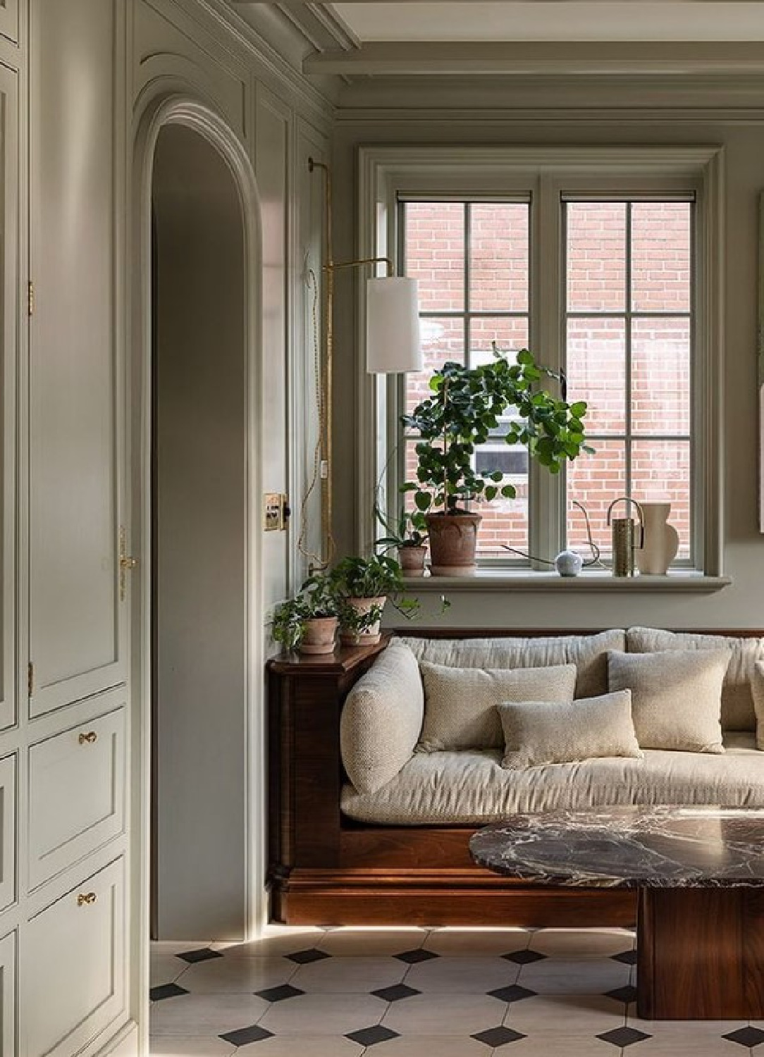 Jessica Helgerson designed classic and chic traditional Brooklyn kitchen. #farrowandballfrenchgray